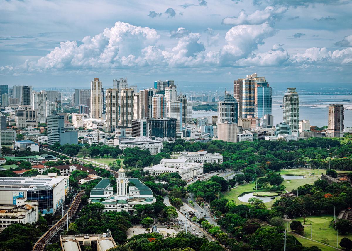 Vista panorámica del horizonte de Manila con parques y arquitectura moderna