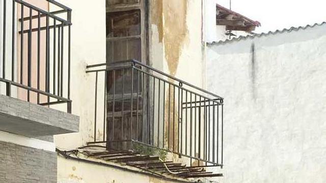 Parte de la fachada de la casa natal, con la placa que luego arrancó el viento