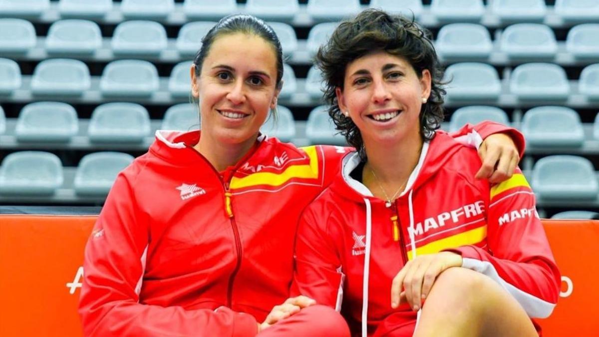 Anabel Medina, la capitana del equipo español, junto a Carla Suárez