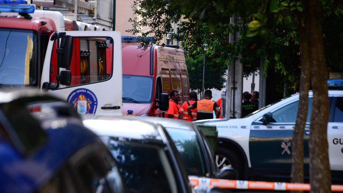 Efectivos de emergencias, en el operativo desplegado ayer por la tarde en la calle Atranco.