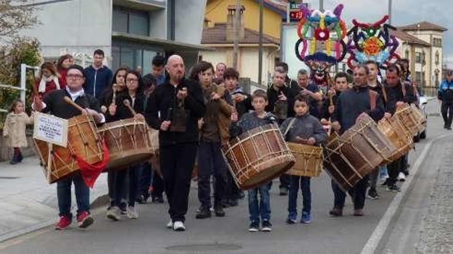 A la izquierda, los Folions Rurais y Boteiros de Viana do Bolo (Orense). A la derecha, arriba, los sidros de Valdesoto y, debajo, María y Fátima Mateos, en un puesto de productos lusos.