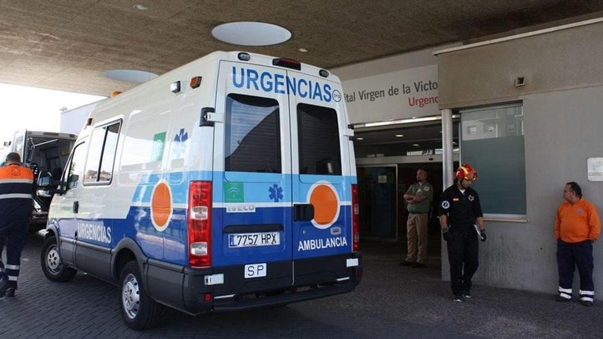 Una ambulancia estacionada ante un hospital de Málaga.