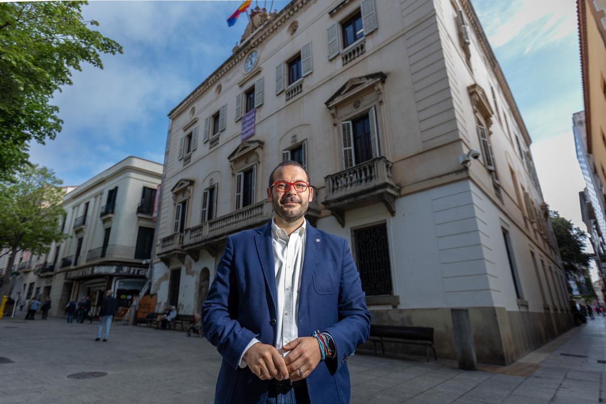 El alcalde David Bote, ante la fachada del Ayuntamiento de Mataró