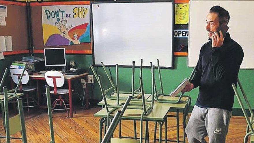 Un profesor en un aula desierta del colegio Rufino Blanco de Madrid.