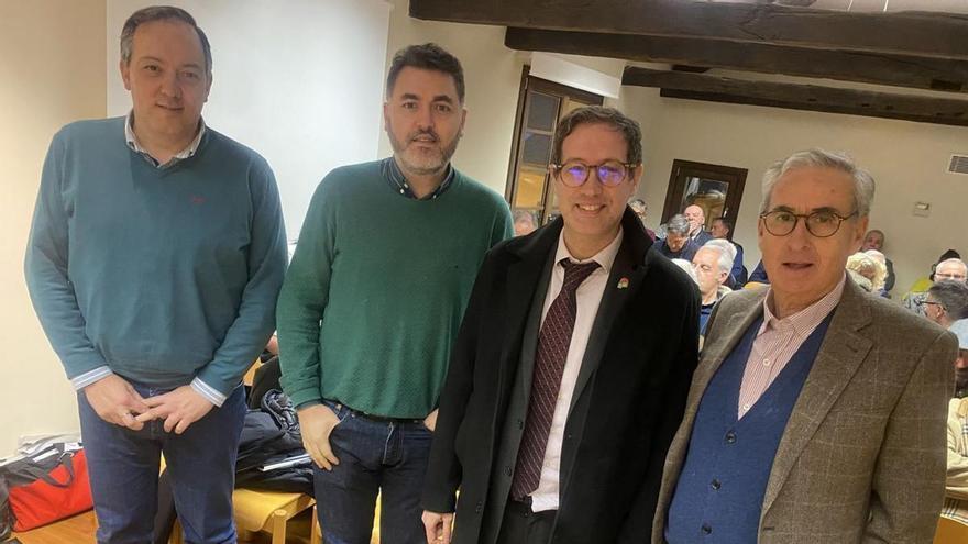 Por la izquierda, Alejandro Vega, Jonás Fernández, el eurodiputado Doménec Ruiz Devesa y Ramón Jáuregui, ayer, en la casa de los Hevia de Villaviciosa. | J. A. O.