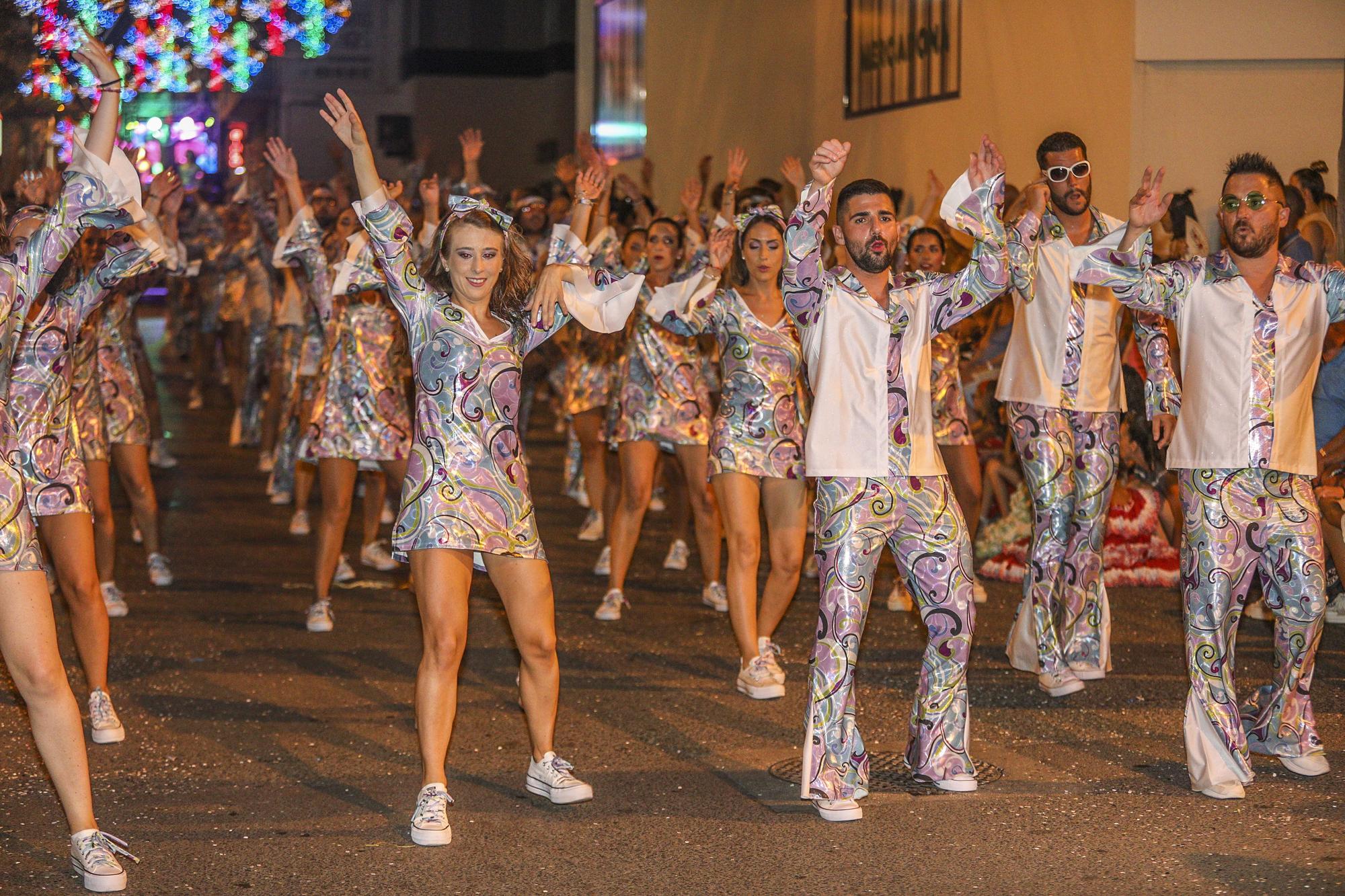 Desfile multicolor de las fiestas de Santa Pola