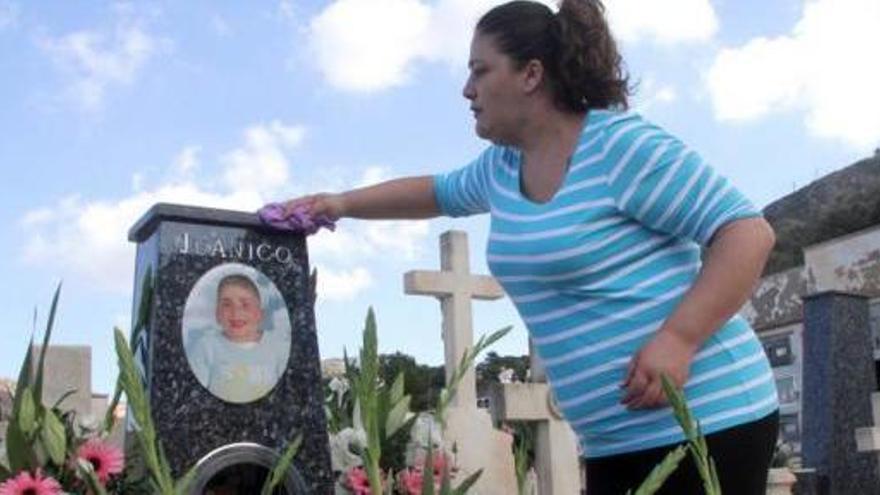 Ángeles, ayer limpiando la tumba de su hijo Juan.