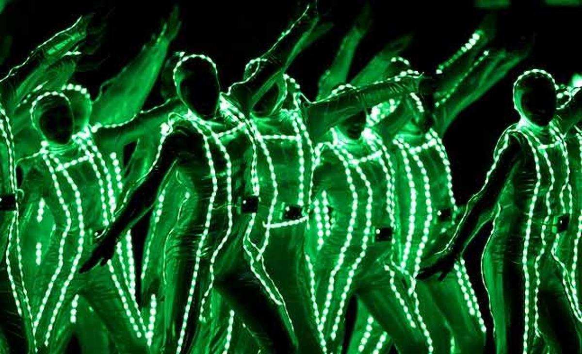 Un grup de ballarins actua a la mitja part de la Super Bowl a Arlington, Texas (Estats Units).