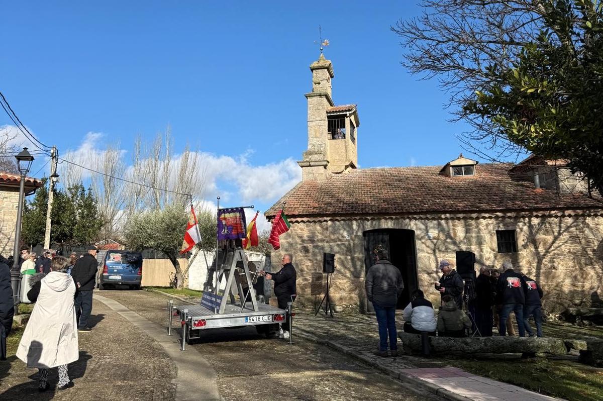 Participantes ofrecen una exhibición con el campanario móvil y el de la iglesia de la localidad.