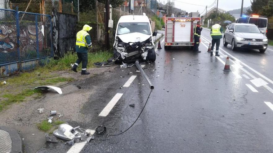 Estado en el que quedó la furgoneta tras salirse de la carretera.//G.N.