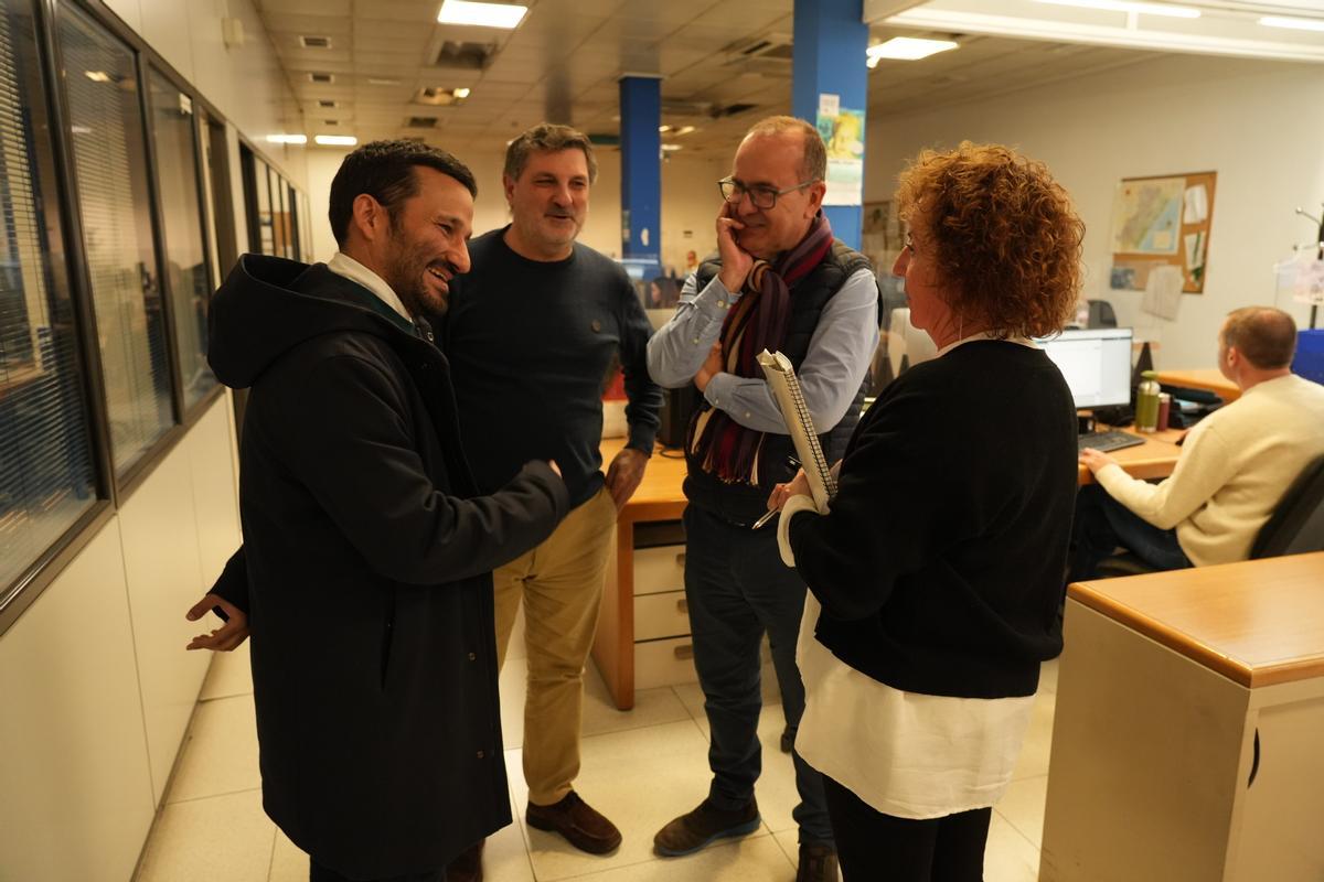 Vicent Marzà, con el redactor jefe de Mediterráneo, Javier Abad; el director, Ángel Báez; y Maribel Amoriza, en la redacción