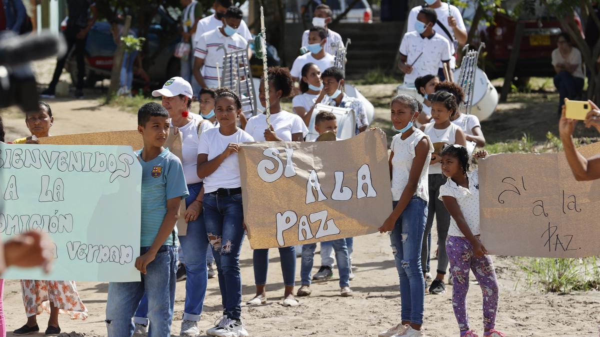 Un grupo de niños recibe a la Comisión de la Verdad, en la población de Pesquera (Colombia), el 30 de octubre de 2021.