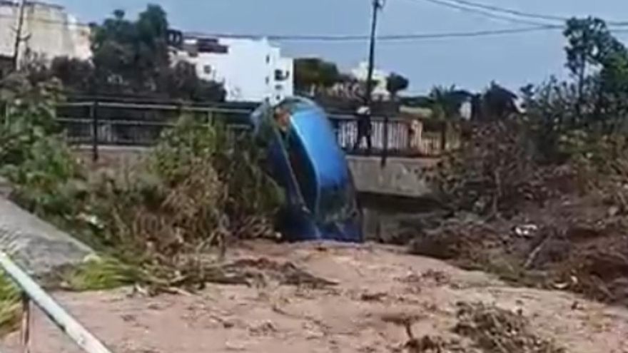 Coches arrastrados por el barranco de Las Bachilleras a la altura de El Caracol