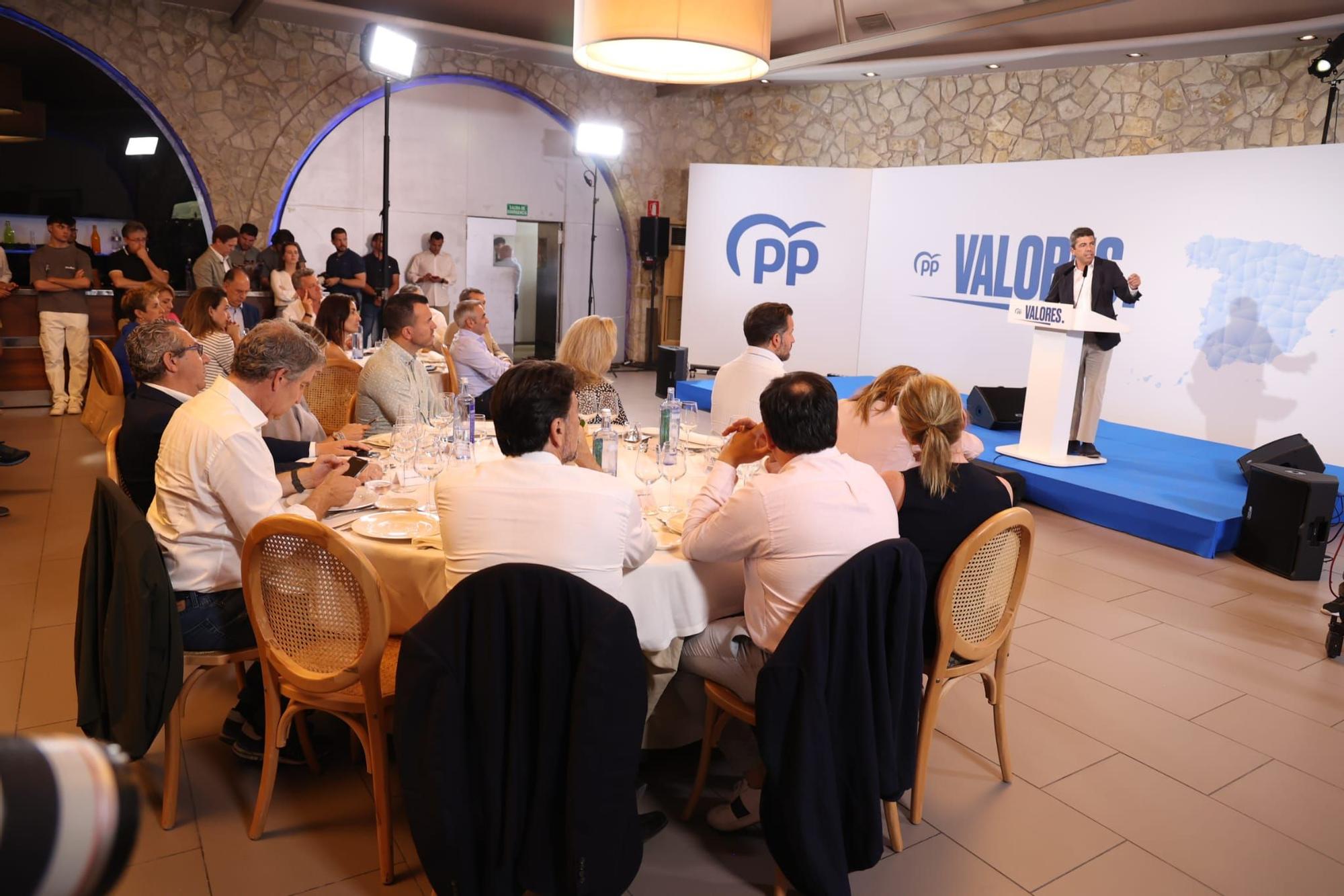 Así han llegado Feijóo y Mazón a la comida con militantes del PP en Alicante