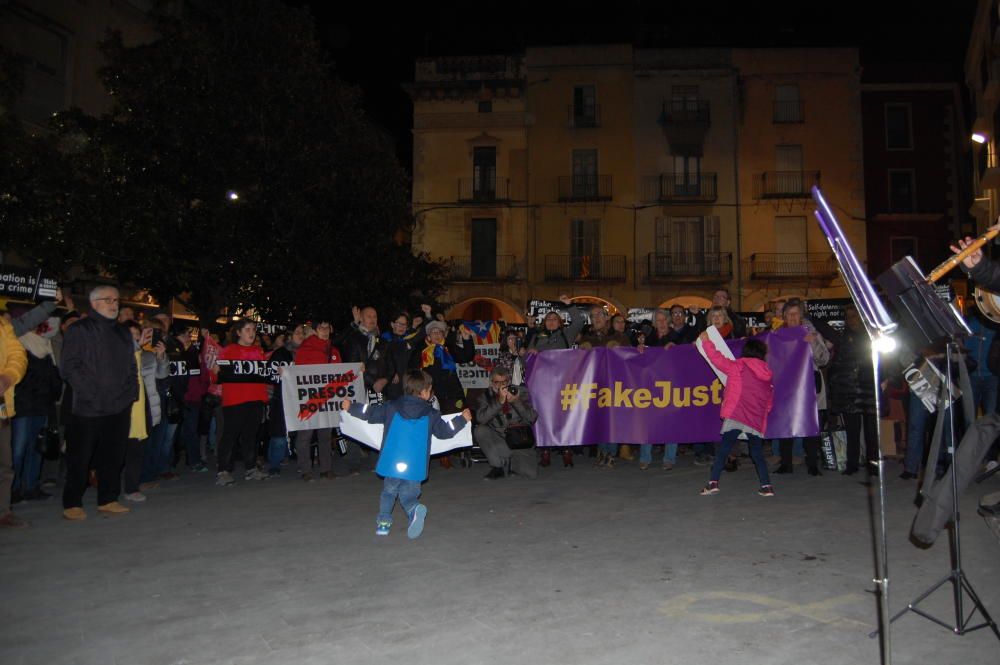 Protesta a la plaça de l'Ajuntament de Figueres