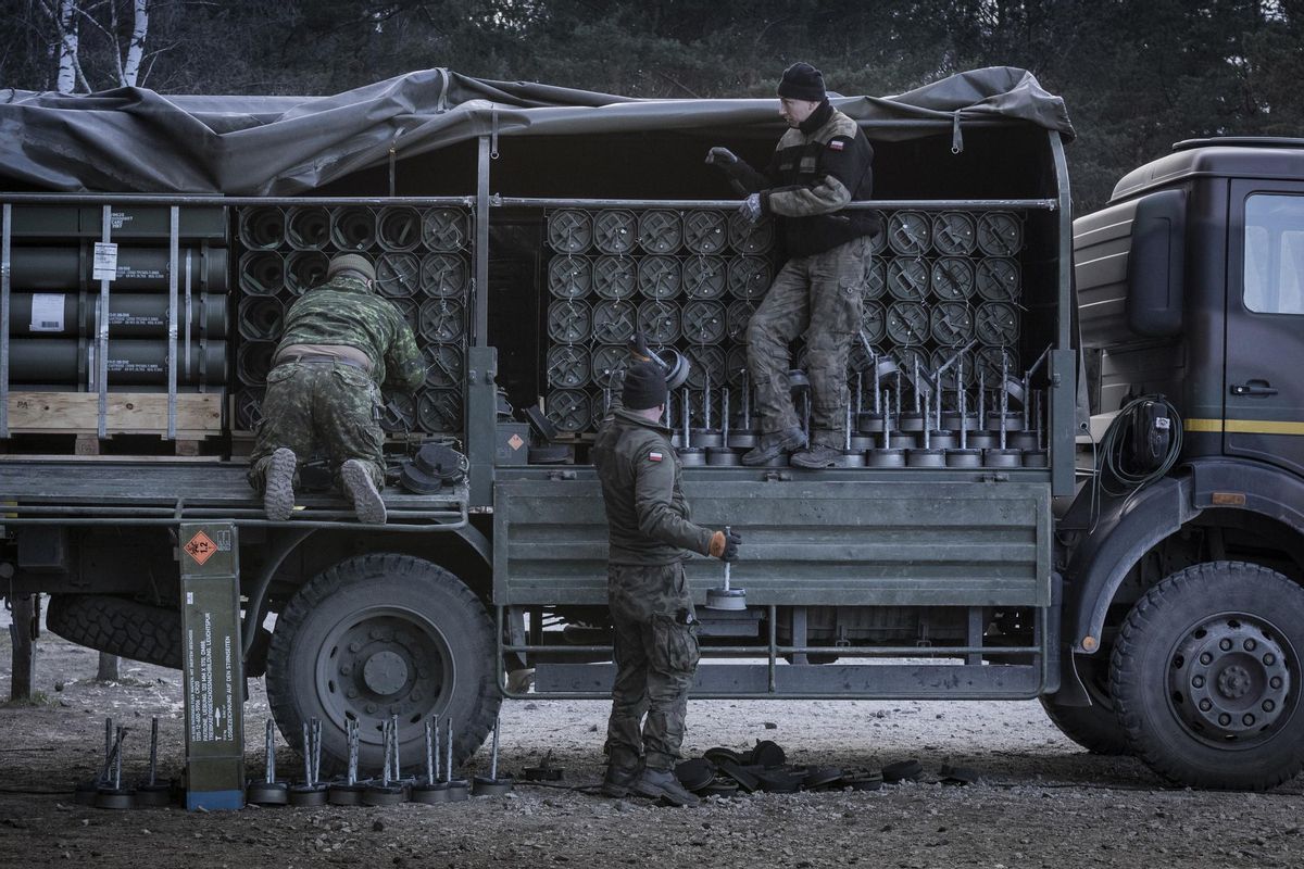 Preparacion de munición para carros Leopard en la frontera oriental polaca, con soldados polacos y canadienses, durante un ejercicio de la OTAN