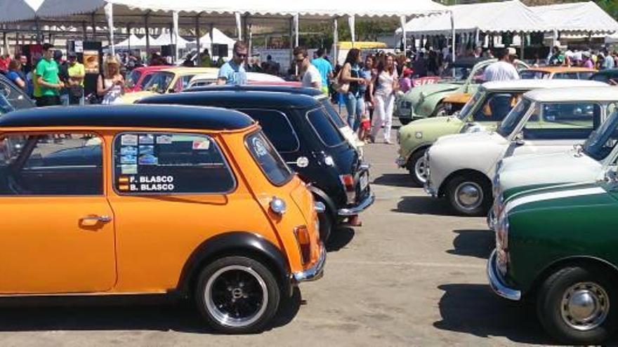 Un instante de la concentración y caravana de coches antiguos celebrada ayer.