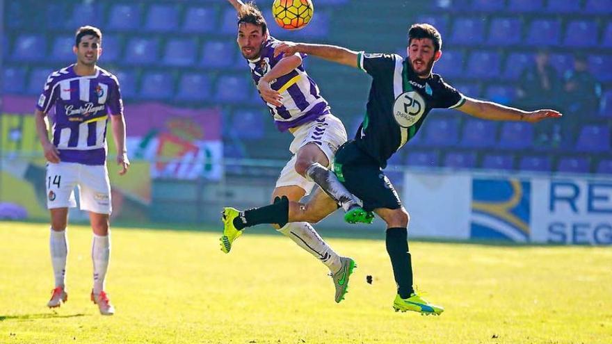 Una disputa por el balón en el Valladolid-Córdoba.