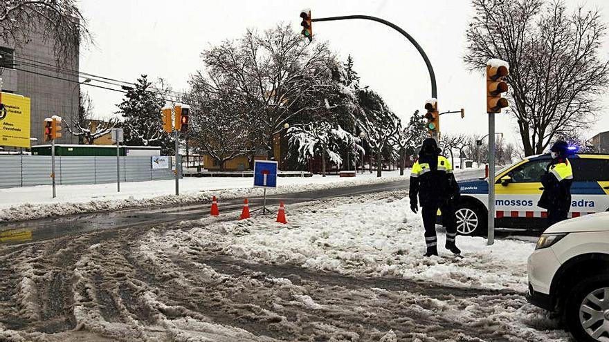 El temporal deixa al seu pas 18 carreteres tallades i més de 2.300 llars sense llum