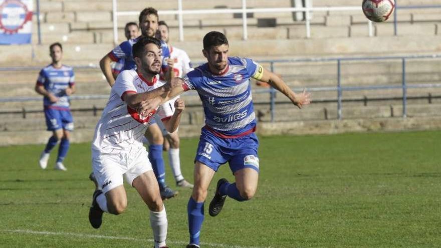 Una jugada del partido disputado en el Muro de Zaro entre el Avilés Stadium y el Tineo.