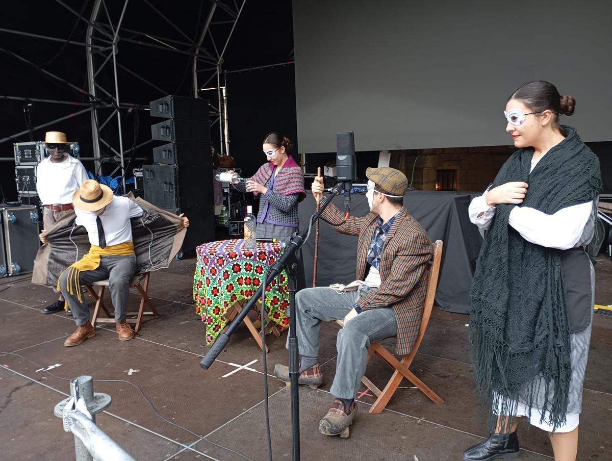 En imágenes: el Antroxu tradicional de Avilés, de pasacalles y comedia