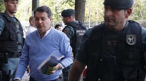 González cuidava els seus hàbits a l’hora de parlar per telèfon, però  no dins del seu despatx.