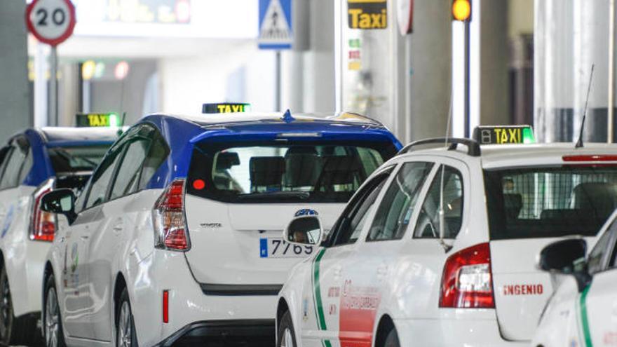 Taxis operando en el aeropuerto de Gran Canaria.