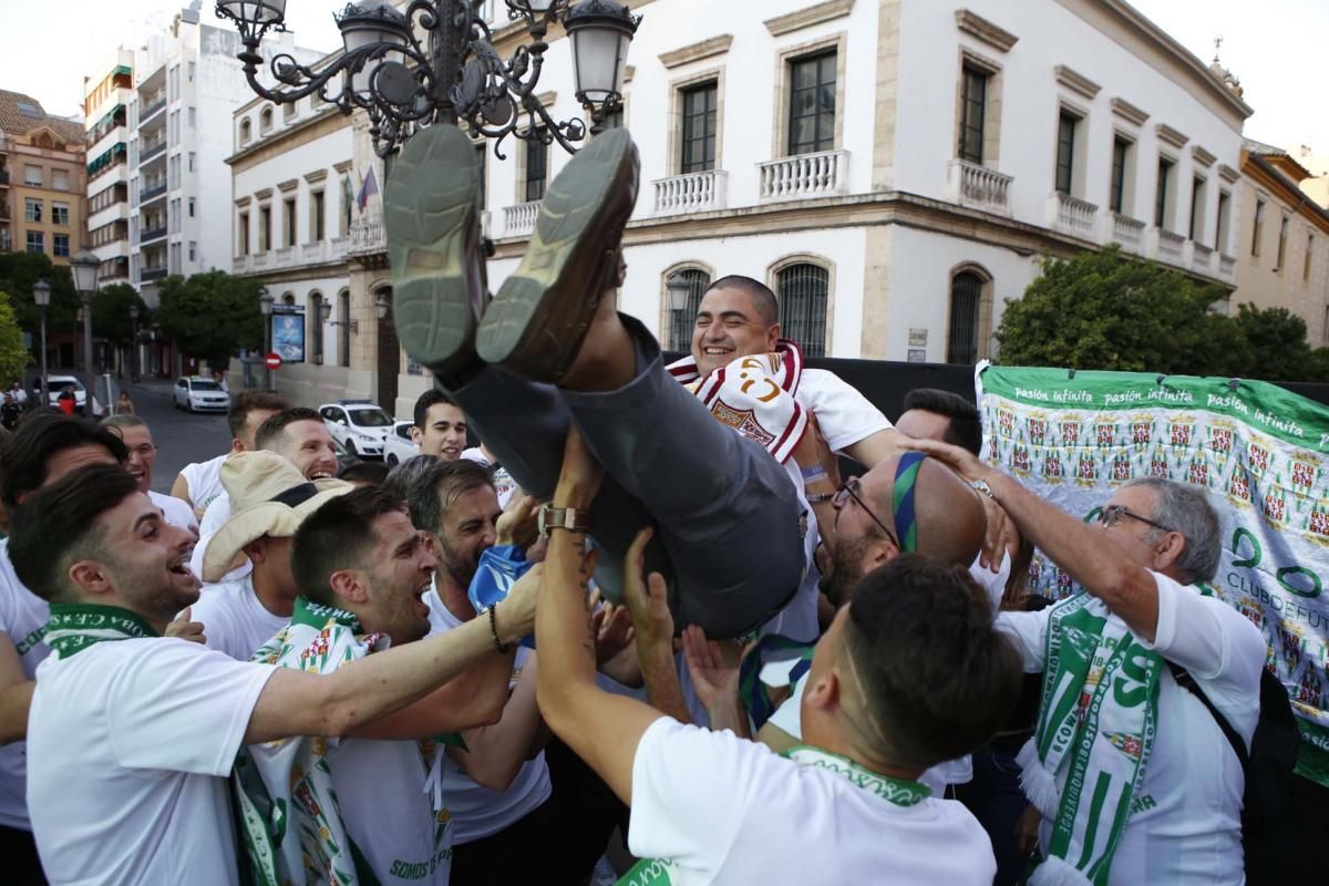 El Córdoba CF Futsal celebra el ascenso en Las Tendillas