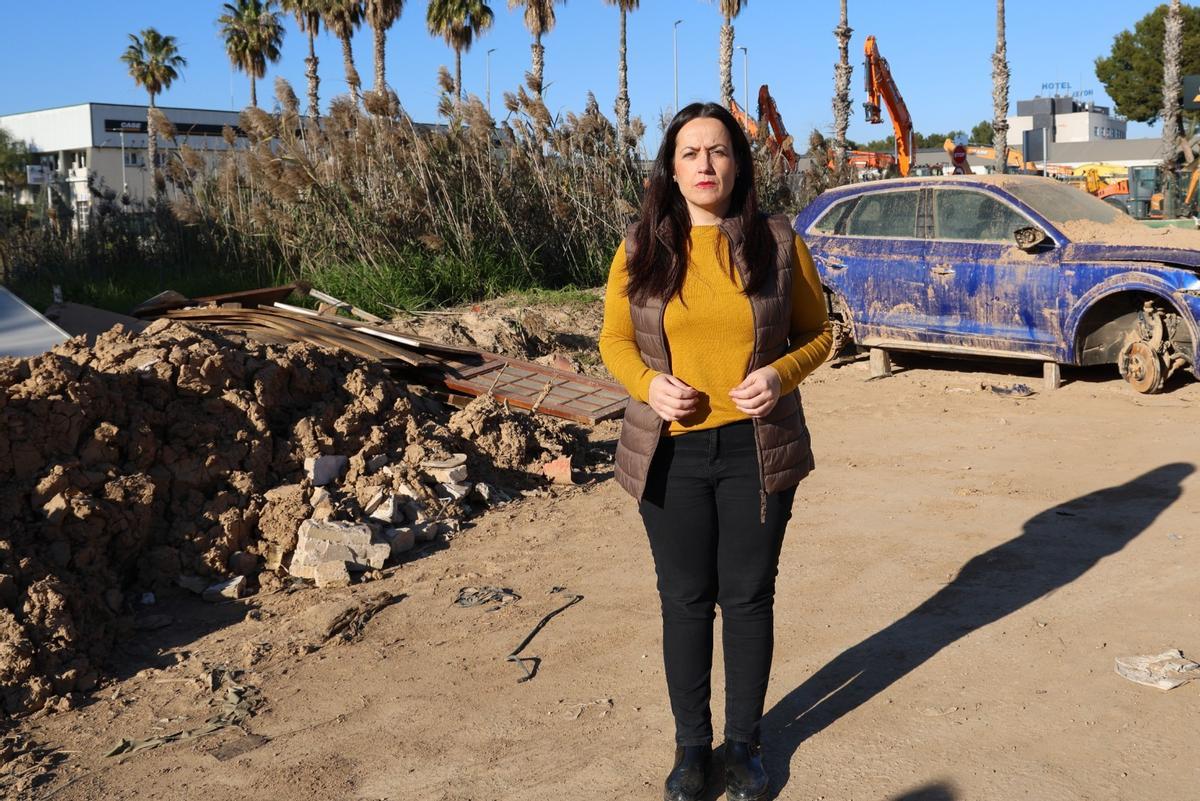 La alcaldesa de Catarroja, Lorena Silvent, ayer en el área industrial donde aún quedan vehículos y restos.