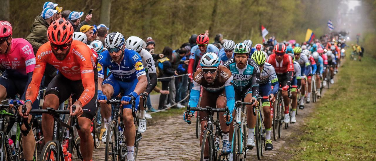 Edición de 2019 de la París - Roubaix, a su paso por el Bosque de Arenberg