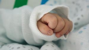 Fotografía de archivo de la mano de un bebé.
