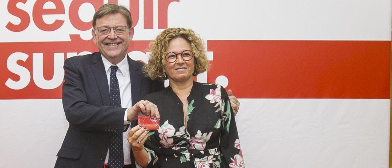 Ximo Puig y Josefina Bueno, en el acto celebrado hace tres años de entrega del carné socialista a los nuevos militantes.