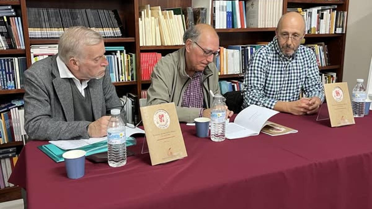 Xuan Xosé Sánchez Vicente y Lluis Ánxel Núñez flanquean a Xosé Ramón Iglesias Cueva, exsecretario de la Academia de la Llingua, durante la presentación de los "Escritos asturianos en Méxicu".