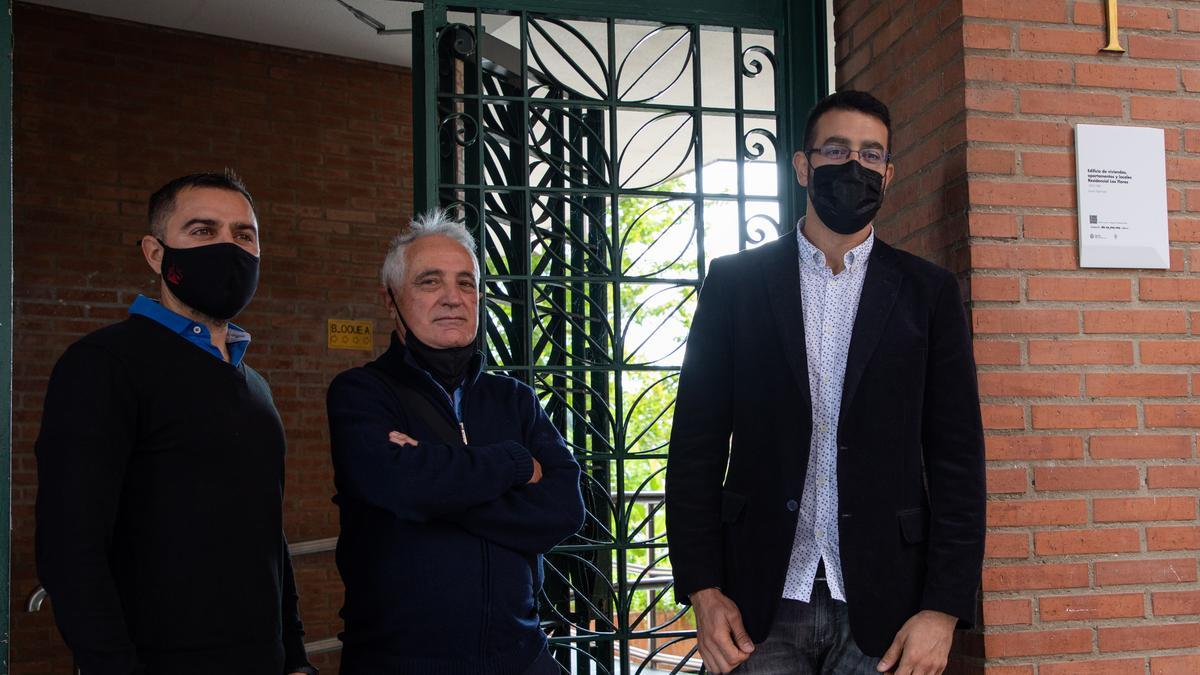 Desde la izquierda Esteban Granados, Antonio Gallego y Javier Ferrero junto a la placa colocada en el edificio de Las Flores, de Lucas Espinosa