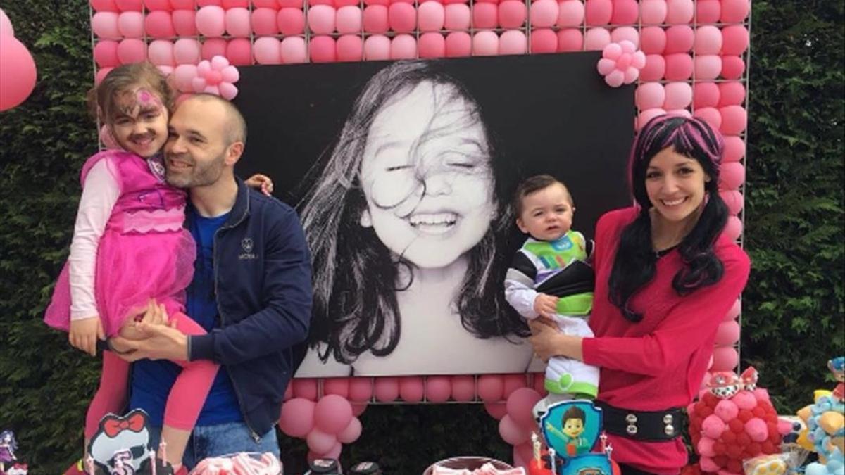 Andrés Iniesta, con su hija Valeria en brazos, junto a su pareja, Anna Ortiz, y su otro hijo, Paolo, en la fiesta del quinto aniversario de su primogénita.