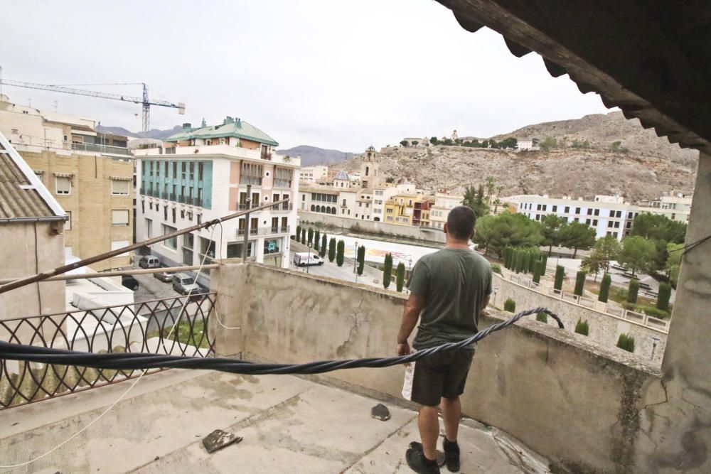 Edificio en ruina amenaza con derrumbarse en pleno