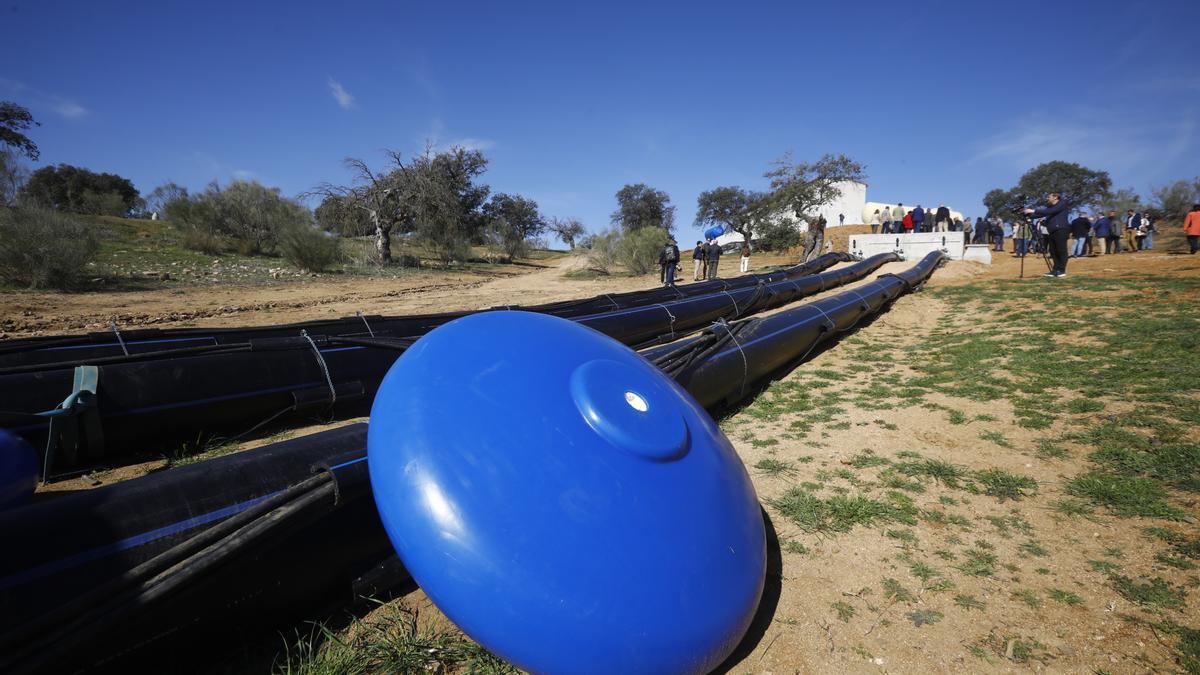 Conducciones instaladas provisionalmente para llevar agua de La Colada a Sierra Boyera.