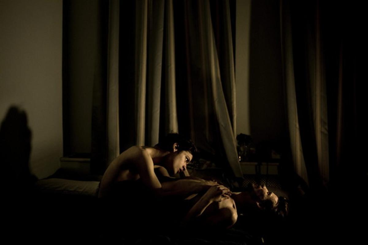 La imagen ganadora del World Press Photo, de Mads, Nissen. Capta de manera muy íntima una pareja de homosexuales en San Petersburgo.