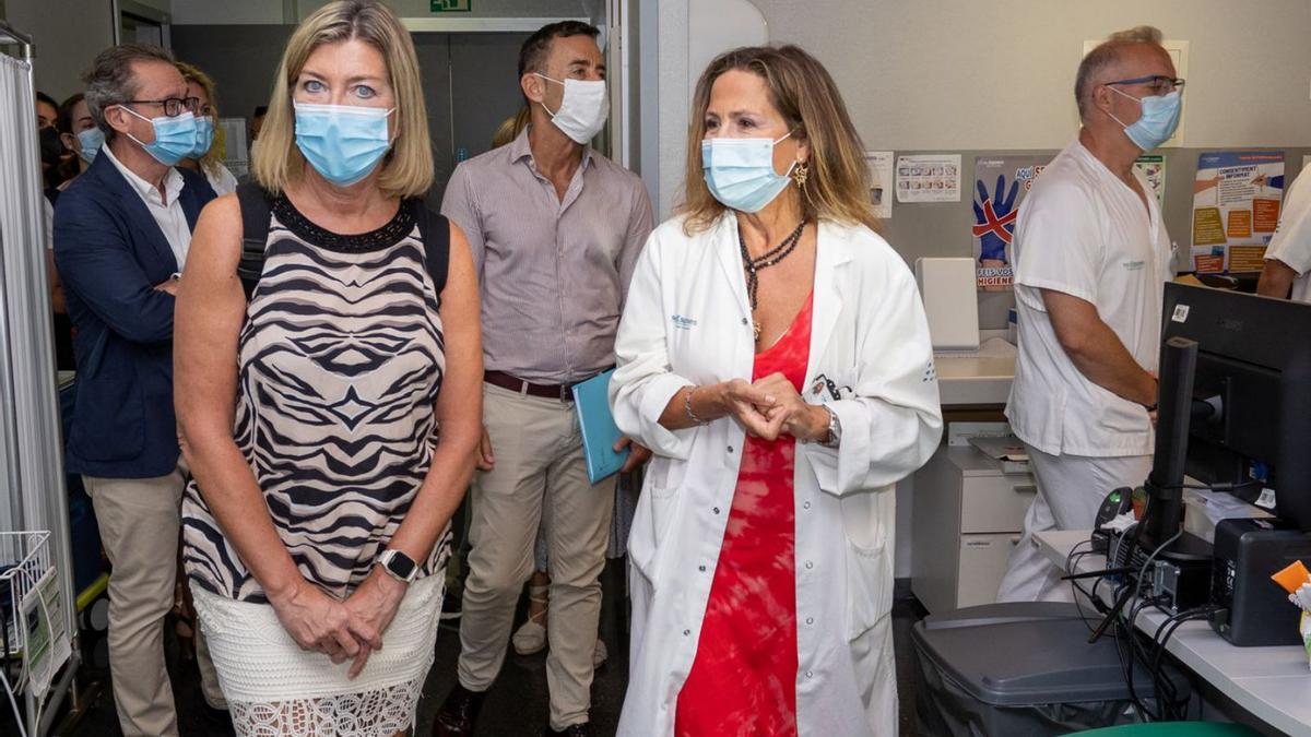 Gómez y la jefa de Hematología, Antònia Sampol, durante su visita al laboratorio del servicio. | CAIB