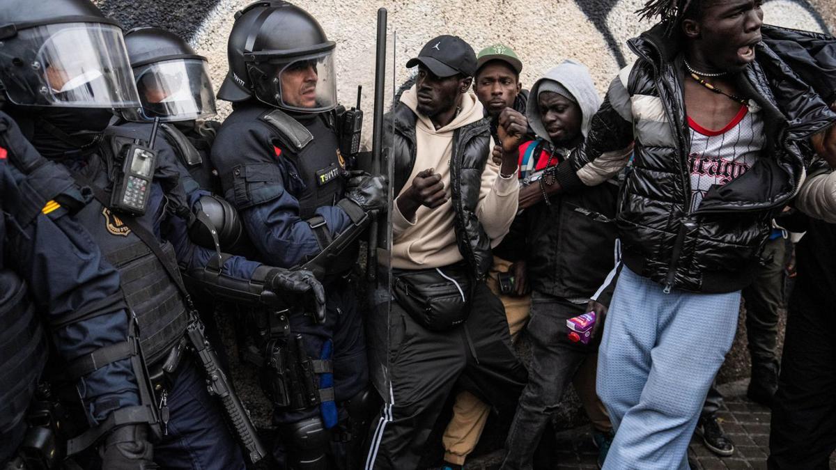 La policia desallotja 200 migrants  de l’antic institut B9 de Badalona