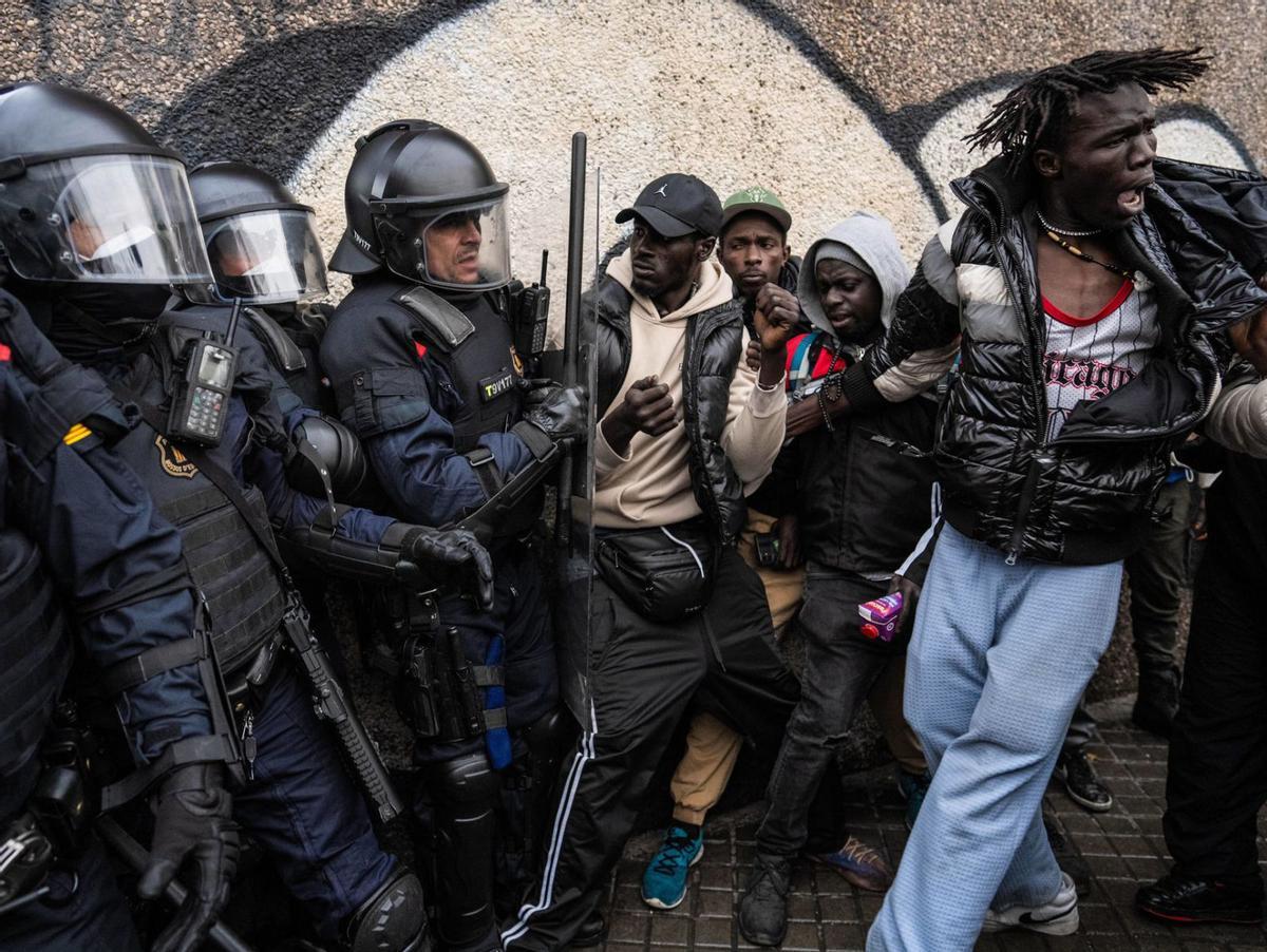 La policia desallotja 200 migrants de l’antic institut B9 de Badalona