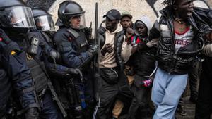 La policia desallotja 200 migrants de l’antic institut B9 de Badalona