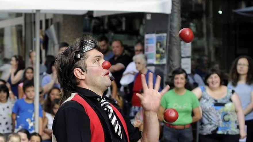 El espectáculo, ayer, en la calle Colón de Lalín. // Bernabé/JavierLalín