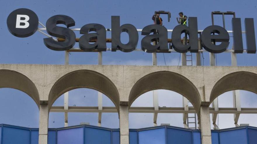 El Sabadell cerrará 250 oficinas y reducirá 800 empleos el próximo año