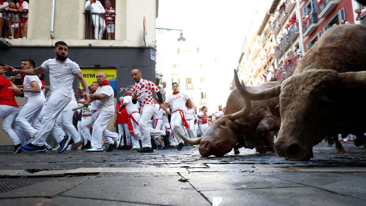 Los juerguistas corren durante el encierro de los toros en el festival de San Fermín en Pamplona, ​​España, el 7 de julio de 2022. 