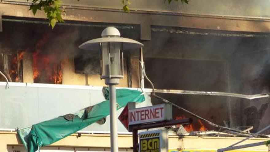 Un incendio obliga a desalojar un edificio de apartamentos en Magaluf