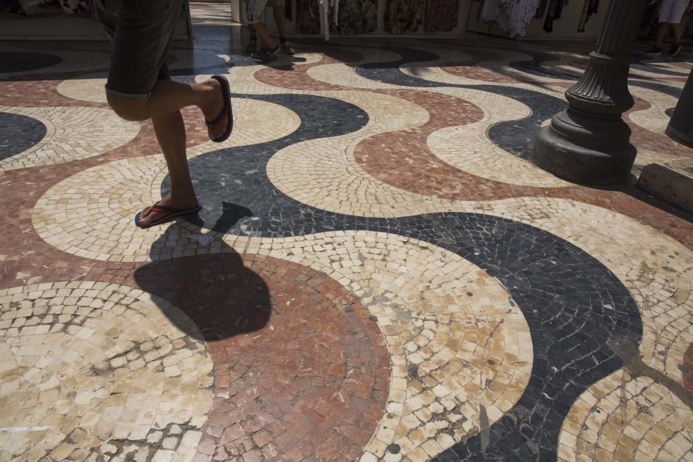 Teselas fuera de su sitio, suciedad, agujeros y grietas en el paseo de la Explanada