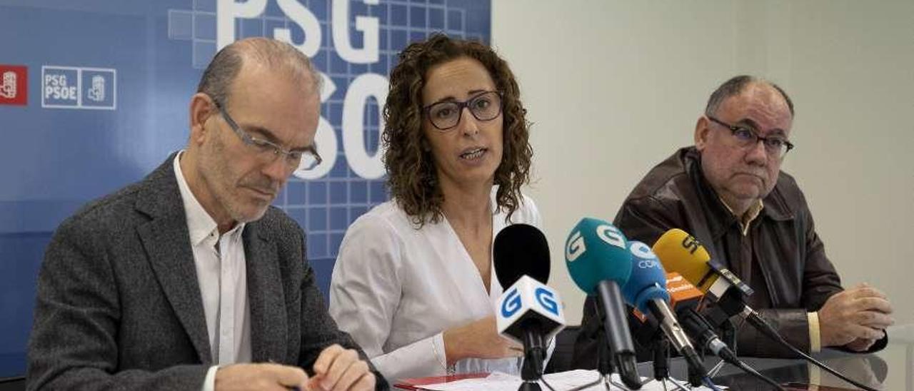 José Ángel Vázquez Barquero, Noela Blanco y José Ramón Morgade, ayer, en el PSOE. // Enzo Sarmiento