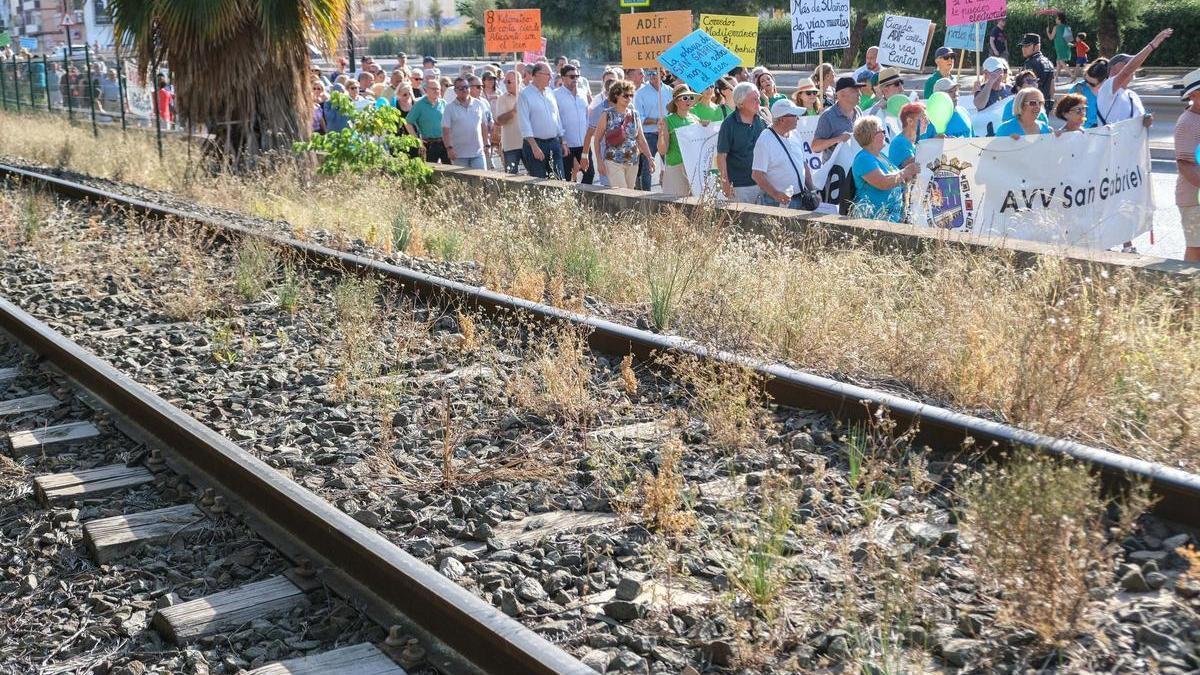 Una manifestación vecinal a favor de la variante de Torrellano y de eliminar las vías de la fachada litoral de Alicante