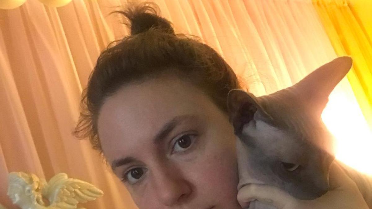 Lena Dunham con su gata